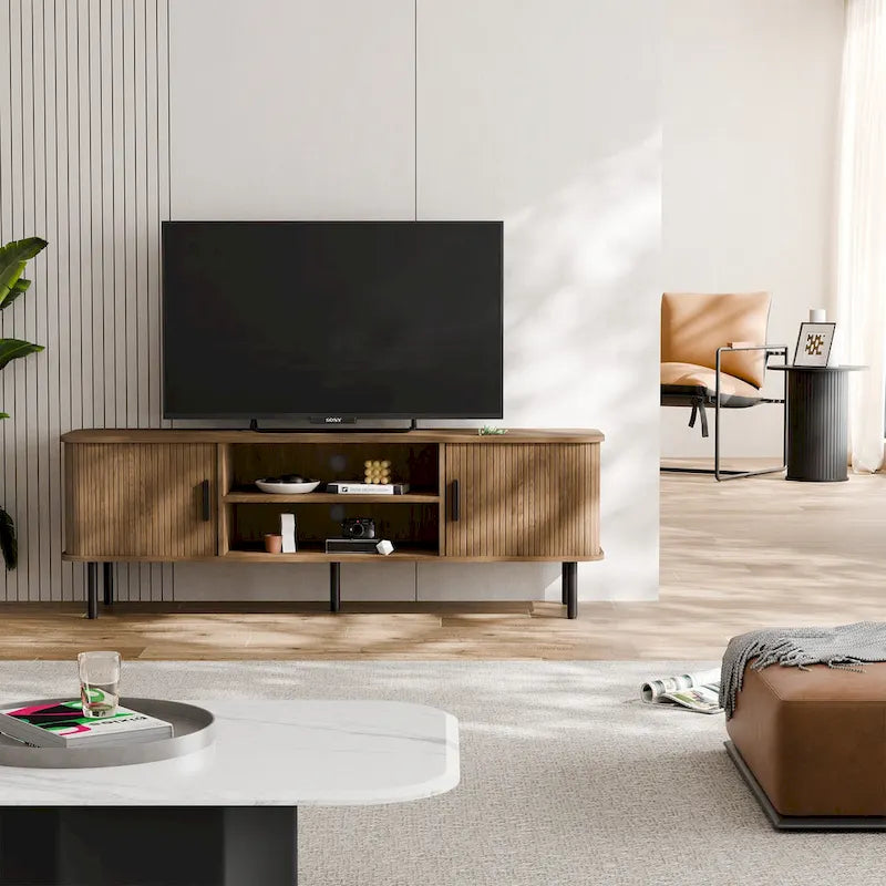 Meuble TV console média avec porte coulissante, étagères ouvertes et gestion des câbles