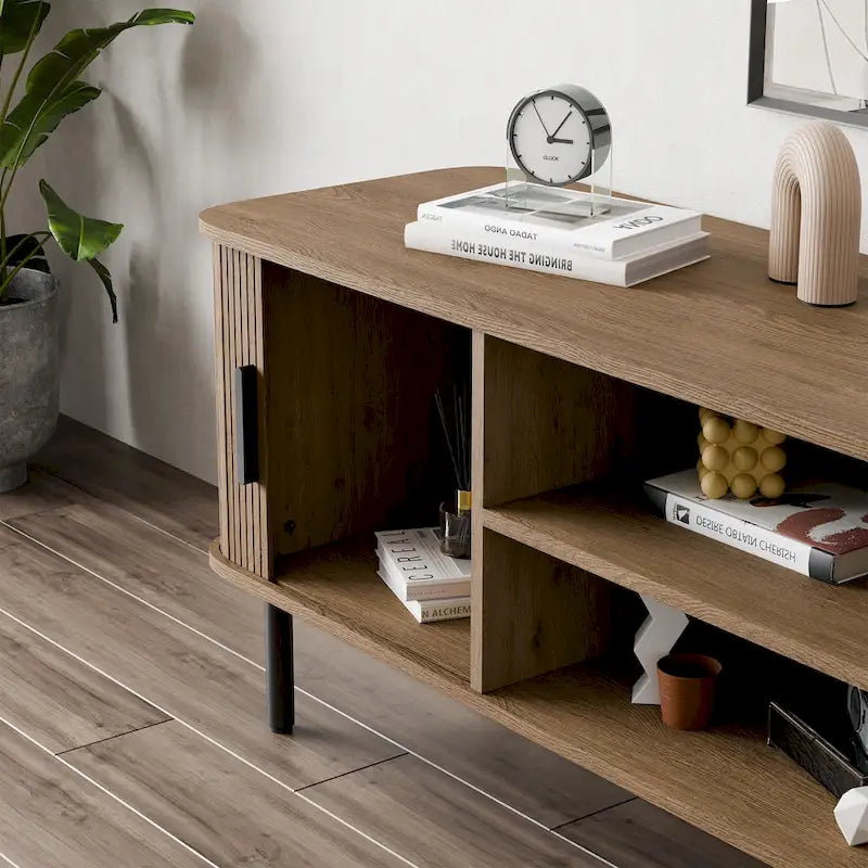 Meuble TV console média avec porte coulissante, étagères ouvertes et gestion des câbles