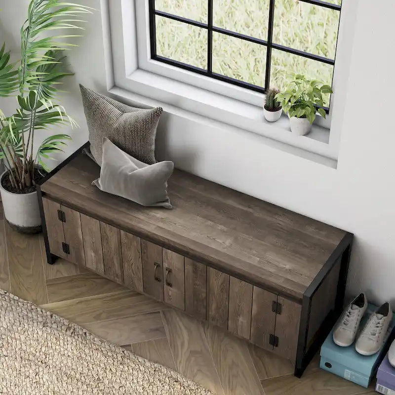 Banc de rangement industriel en chêne avec pieds en fer et portes d'armoire