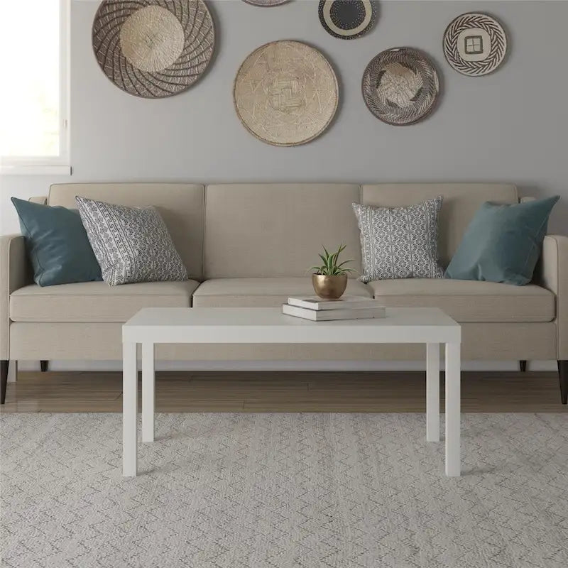 Table basse rectangulaire minimaliste avec finition grain de bois et pieds blocs